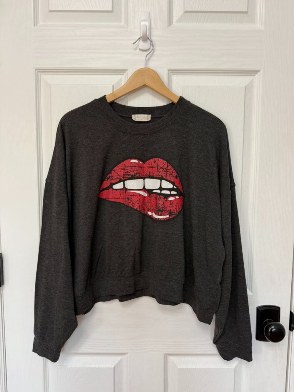 Altar’d State Distressed Red Lips Graphic Cropped Long Sleeve Top Size S - Picture 2 of 7